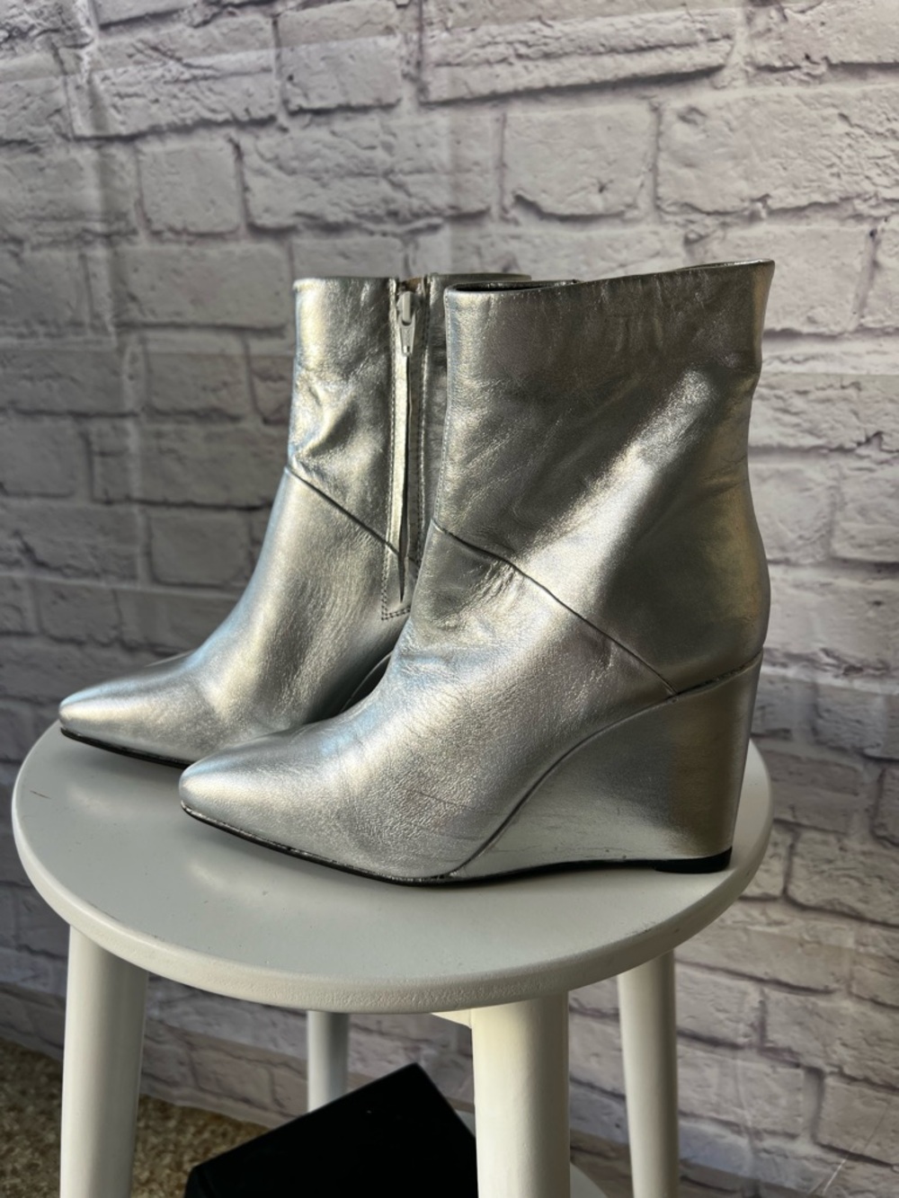 Seychelles metallic silver wedge ankle boots pointed toe statement
Size 6